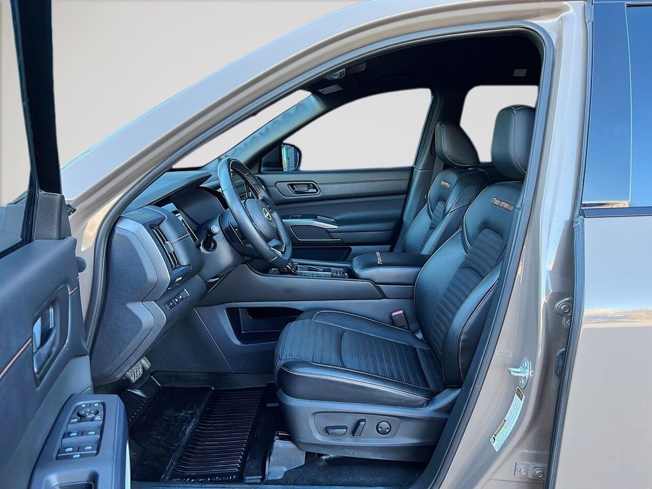 2024 Nissan Pathfinder ROCK CREEK Beige Québec - photo #8