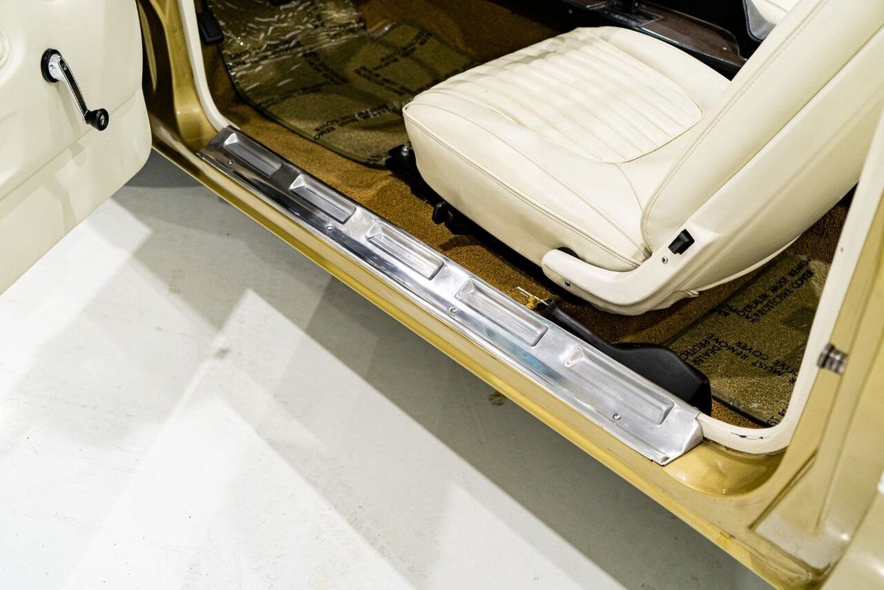 1971 Dodge Challenger *PRIX EN USD* Convertible Fully restored to desirable specifications Gold Montreal - photo #80