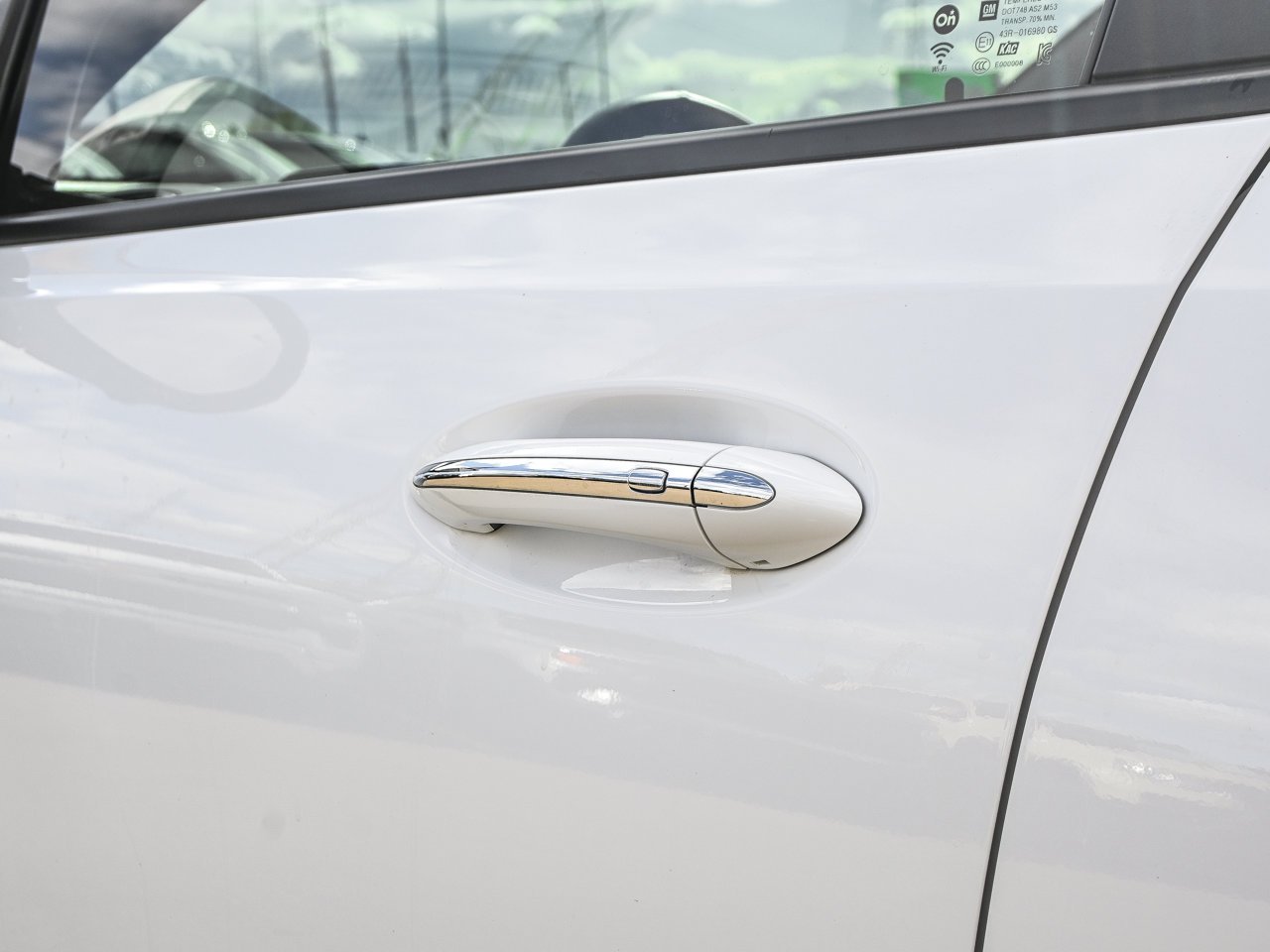 2024 Buick Encore GX AWD 4dr Sport Touring White Sherwood Park - photo #7