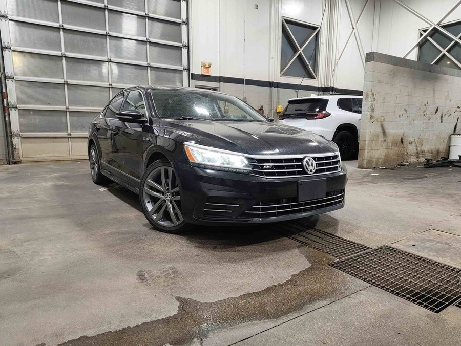 2018 Volkswagen Passat Highline R-Line 2.0T Auto | Sunroof | Navigation Black
