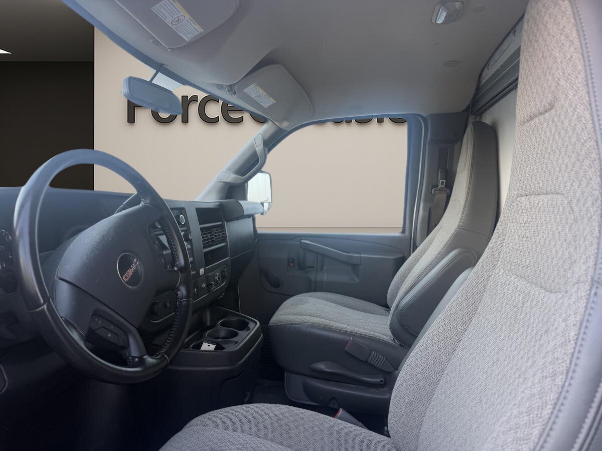 2023 GMC Savana White  - photo #7