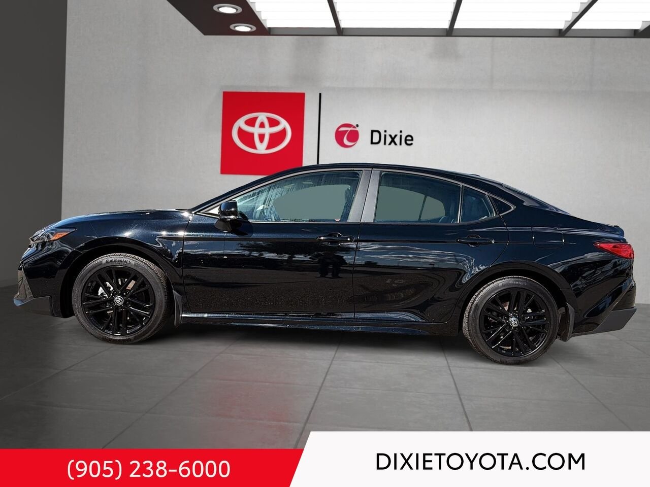 2025 Toyota Camry HYBRID SE UPGRADE AWD / CLEAN CARFAX / HEATED SEATS / MOONROOF / CARPLAY AND ANDROID AUTO Black Mississauga - photo #5