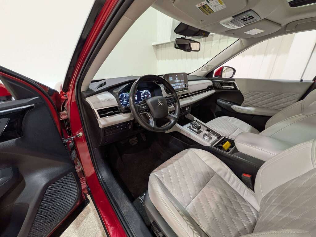 2023 Mitsubishi Outlander Plug-In Hybrid GT S-AWC Red Val-David - photo #10