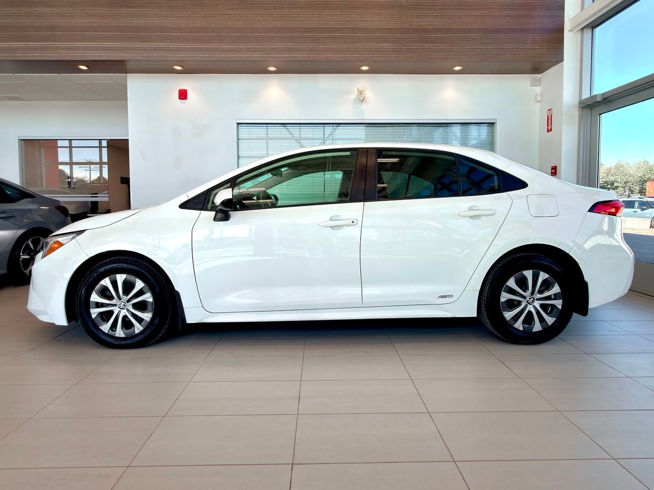2023 Toyota Corolla LE White Notre-Dame-des-Prairies - photo #8