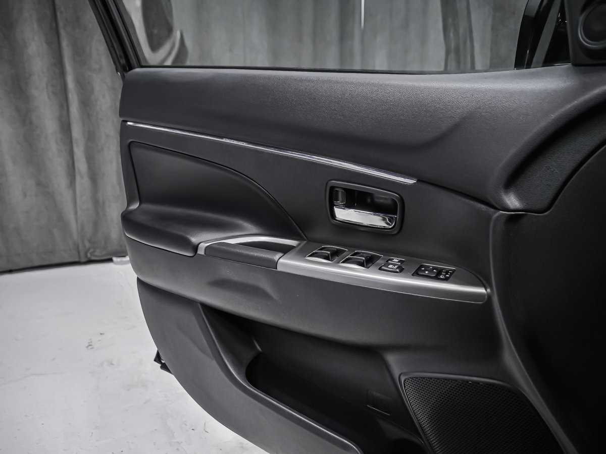 Mitsubishi RVR SE 2024 Noir Montréal - photo #8