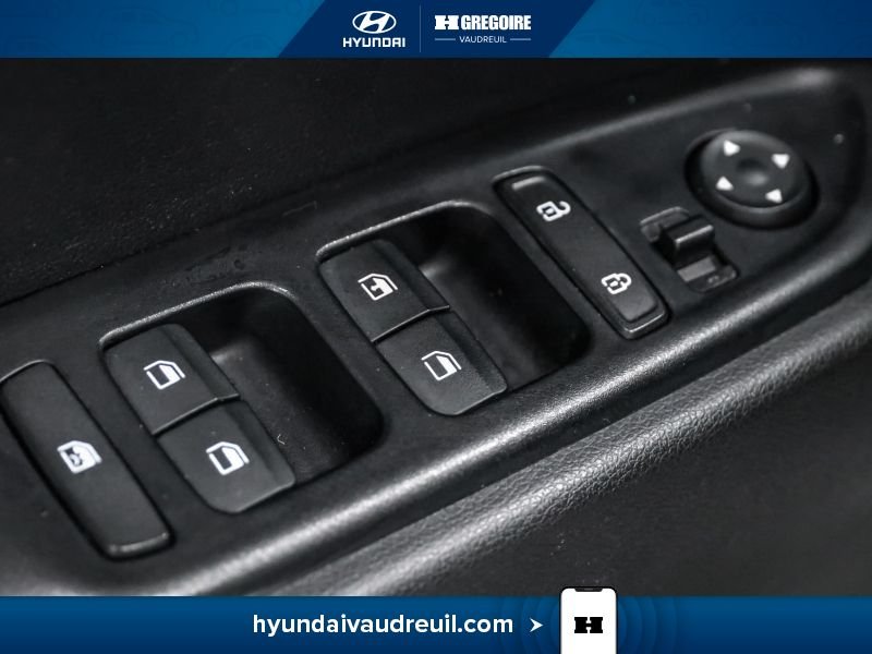 2021 Hyundai Venue White Laval - photo #16