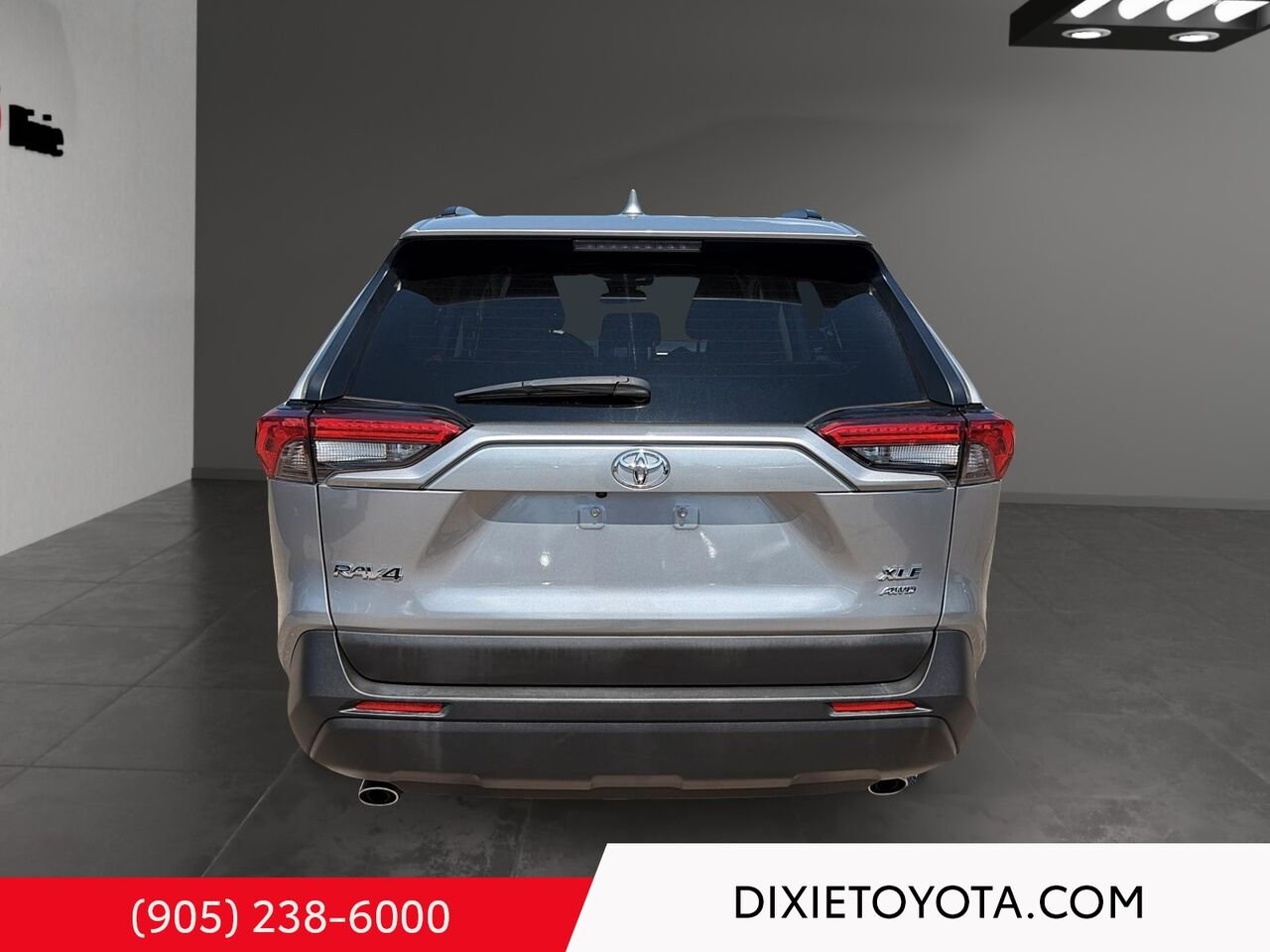2024 Toyota RAV4 XLE AWD / HEATED SEATS / MOONROOF / ALLOY WHEELS / CARPLAY AND ANDROID AUTO Silver Mississauga - photo #4