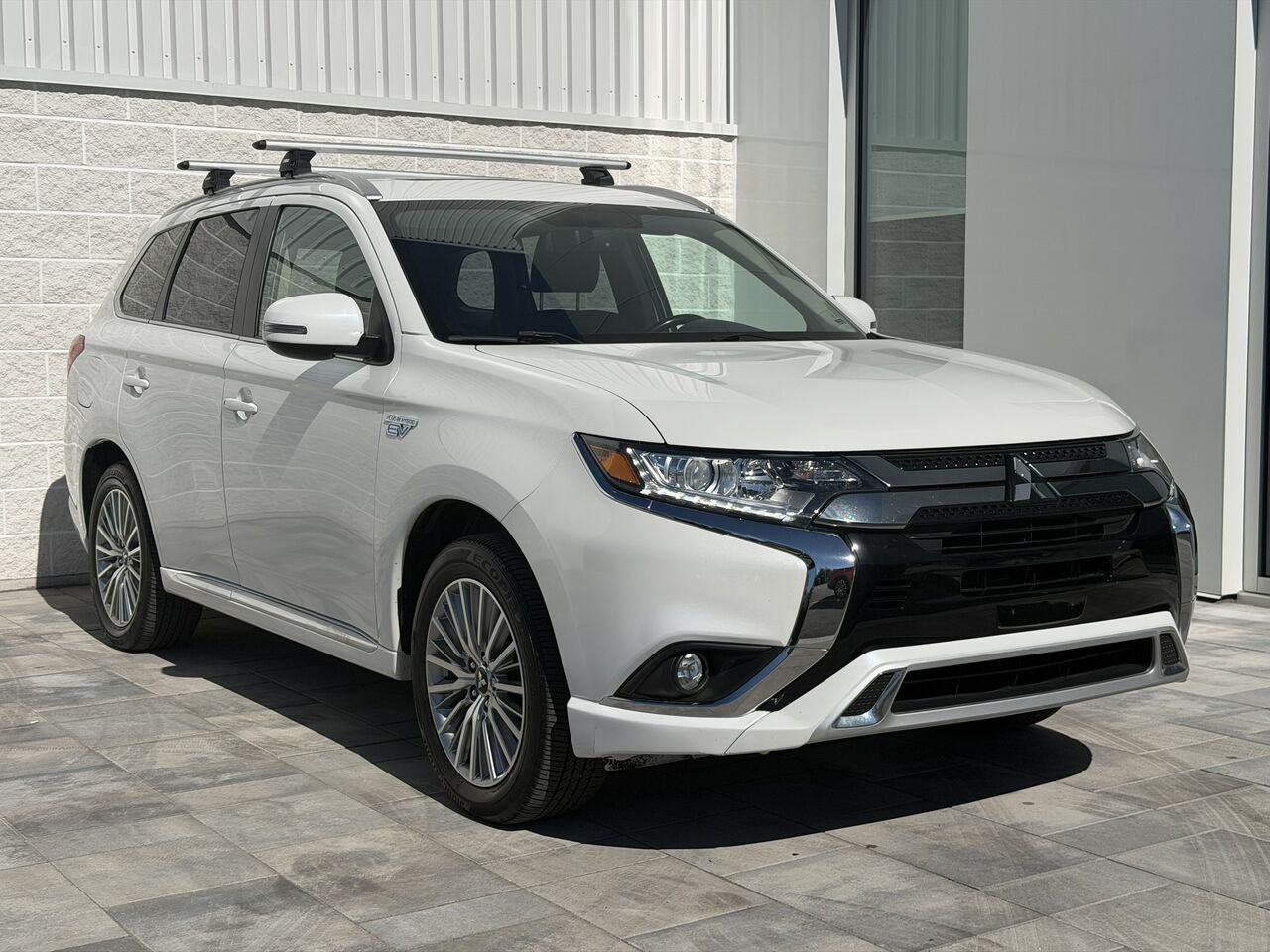 2020 Mitsubishi Outlander Plug-In Hybrid SE S-AWC Silver Laval - photo #0