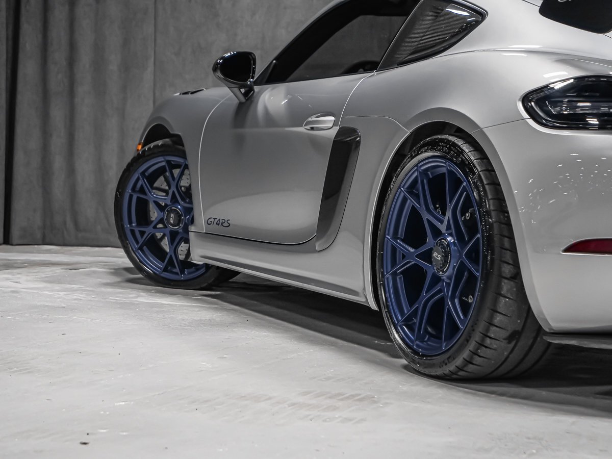 Porsche 718 Cayman GT4 RS PDK CARBONE JANTES BLEUES SPORT CHRONO 2025 Argent Montréal - photo #16