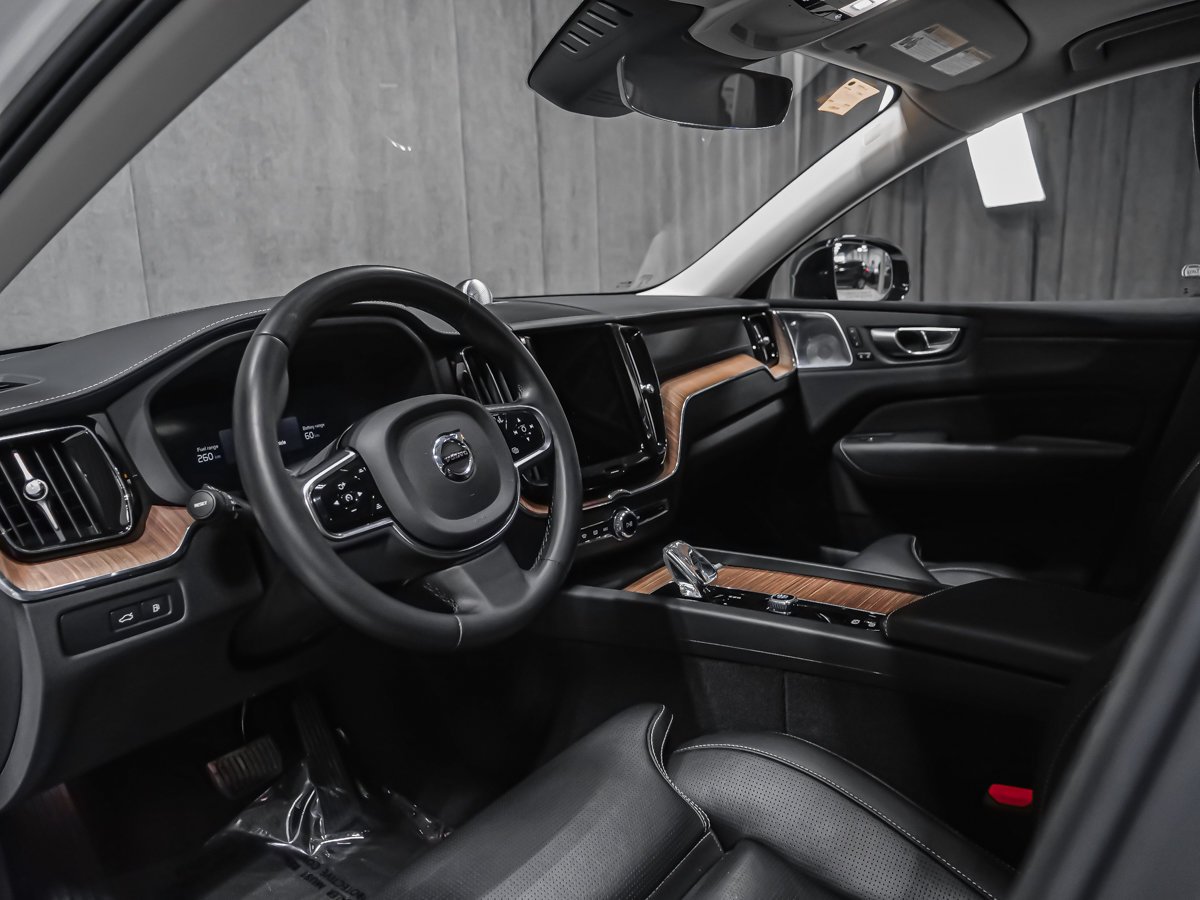 2023 Volvo XC60 Recharge T8 ULTIMATE DARK White Montreal - photo #5