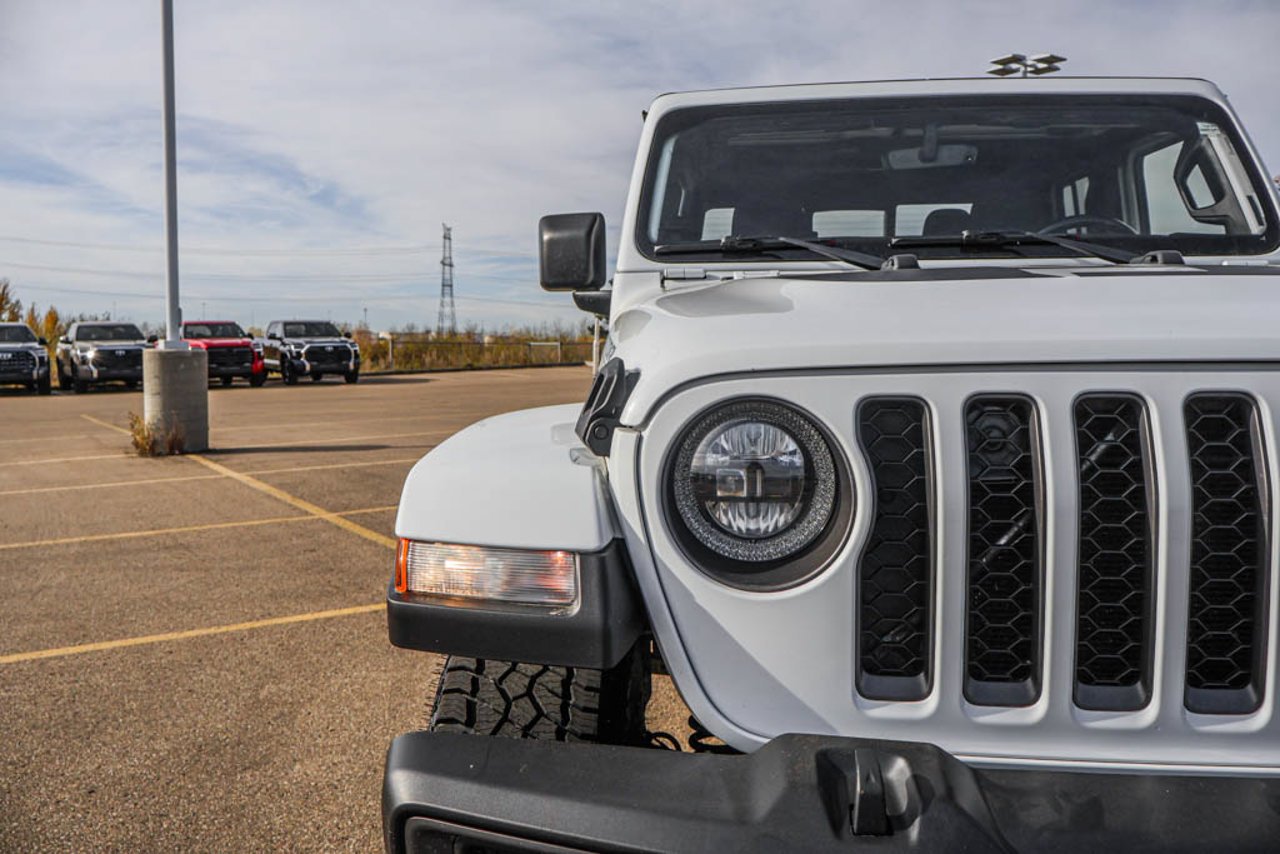2021 Jeep Gladiator Sport 80th Anniversary 4x4 *Ltd Avail* White Sherwood Park - photo #10