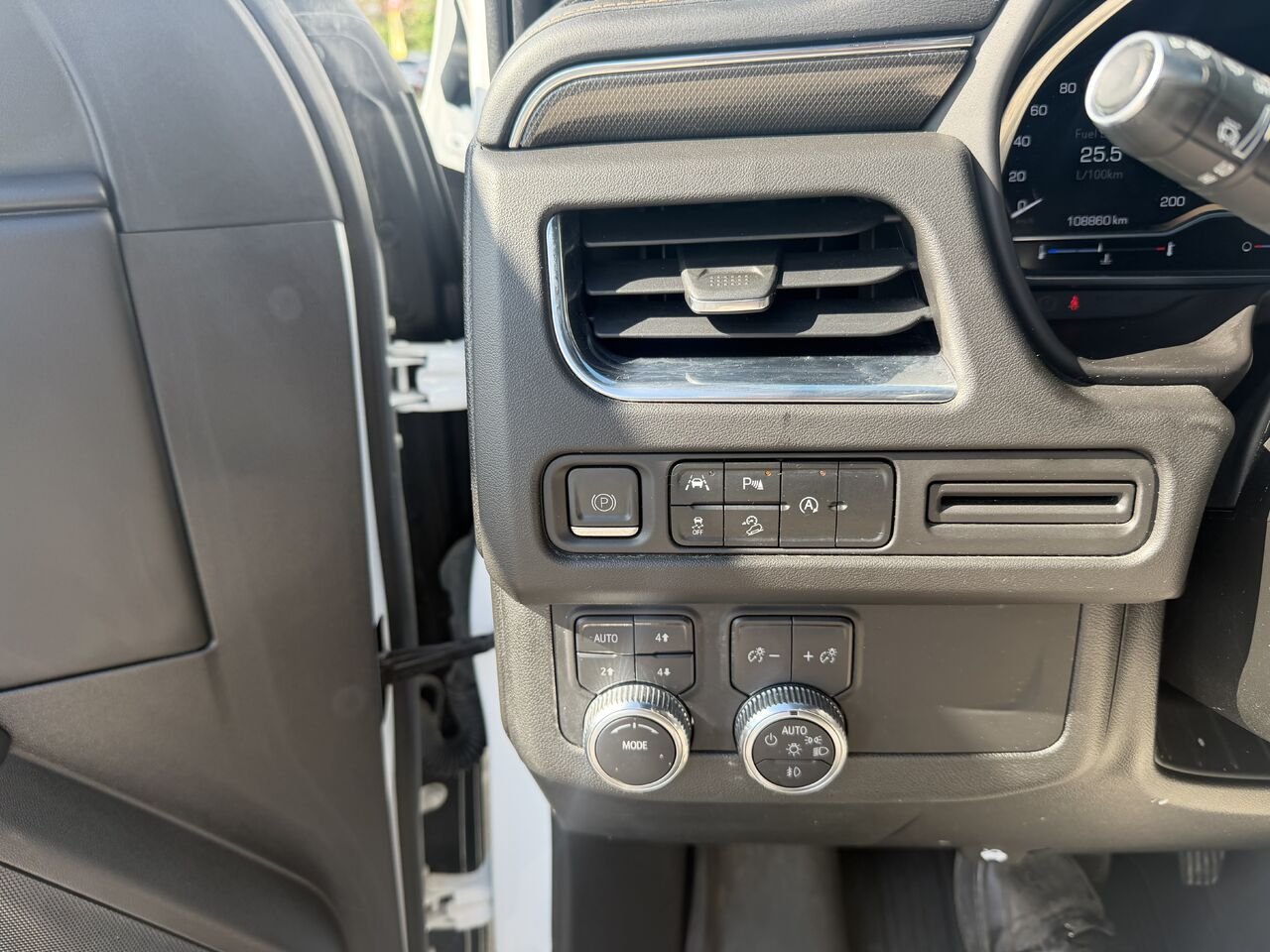 2023 GMC YUKON AT4 AT4 4 portes 4RM White Gatineau - photo #9