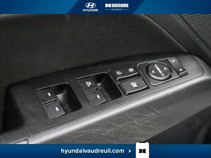 Hyundai Elantra YR839 | Preferred Auto 2019 Argent Laval - photo #16