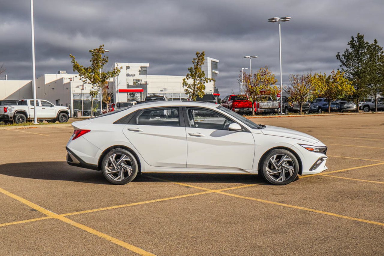 2025 Hyundai Elantra Preferred IVT w/Tech Pkg White Sherwood Park - photo #9