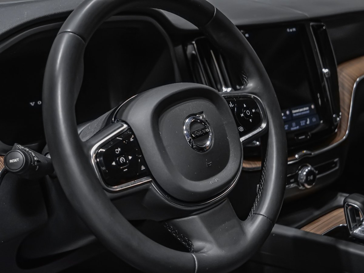 Volvo XC60 B6 PLUS DARK CLIMAT JANTES 20 PO 2023 Gris Montréal - photo #7
