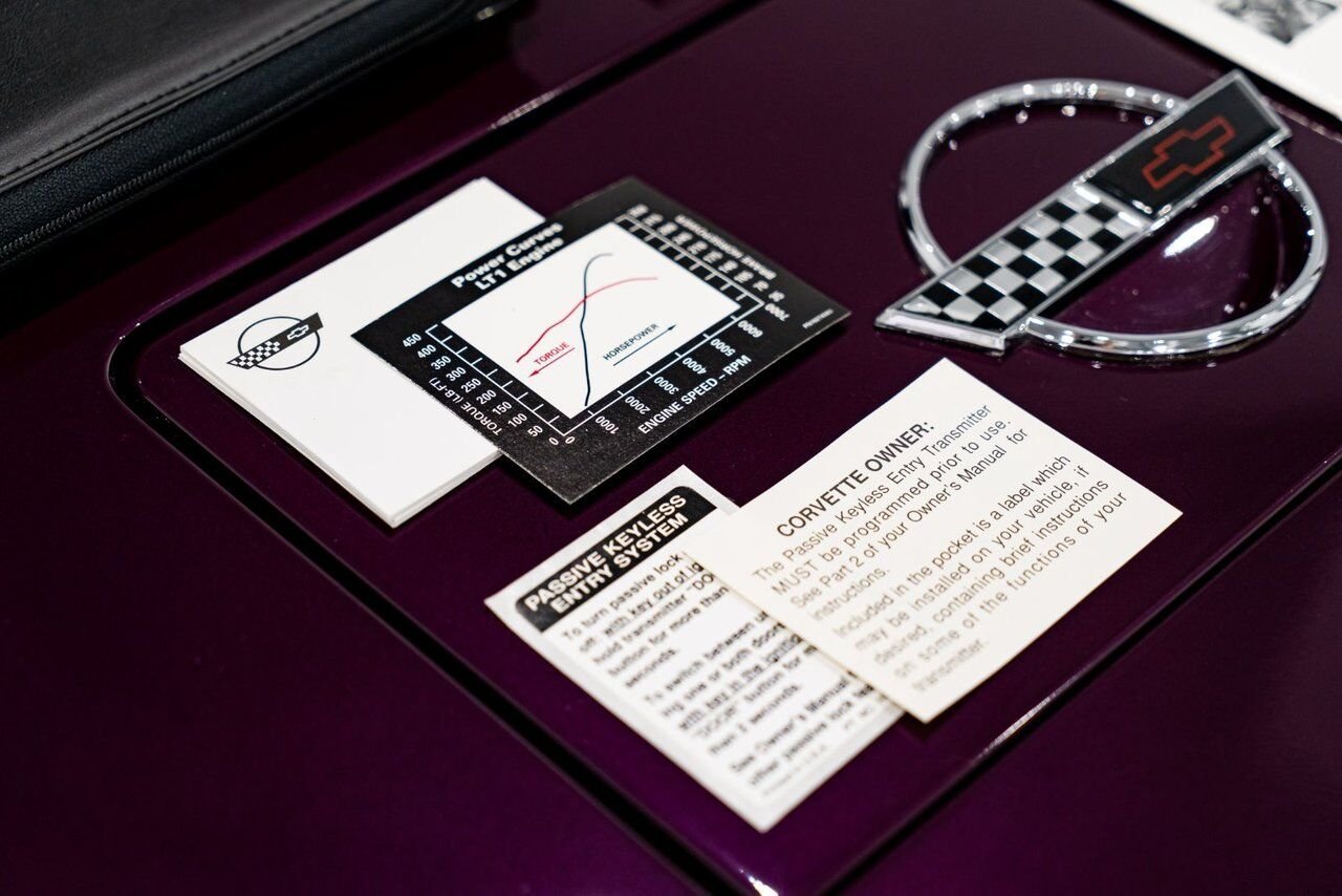 1995 Chevrolet Corvette *PRIX EN USD* RPO Z4Z PACE CAR PRESENTED IN DELIVERY PACKAGING WITH ONLY 192MILES (307KM) FROM NEW White Montreal - photo #29