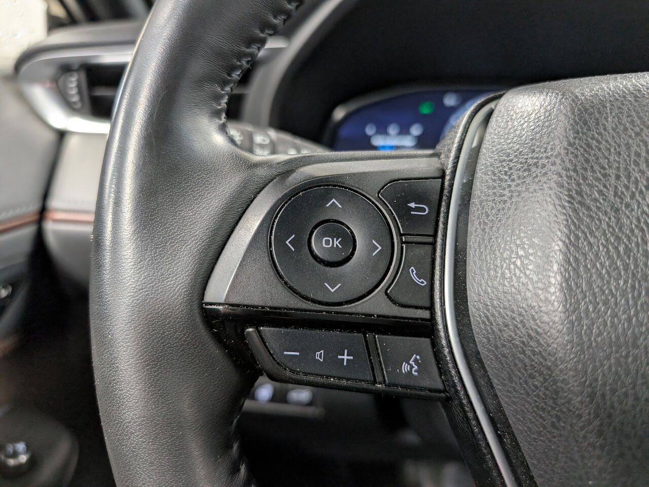 Toyota Venza Hybride LIMITED/AWD/SIÈGES CHAUFFANTS/TOIT PANORAMIQUE FIXE/VOLANT CHAUFFANT/BLUETOOTH/AC BIZONE 2023 Noir céleste Sherbrooke - photo #14