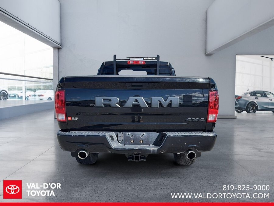 2021 Ram 1500 Classic Express cabine d'équipe 4x4 caisse de 5 pi 7 po Black