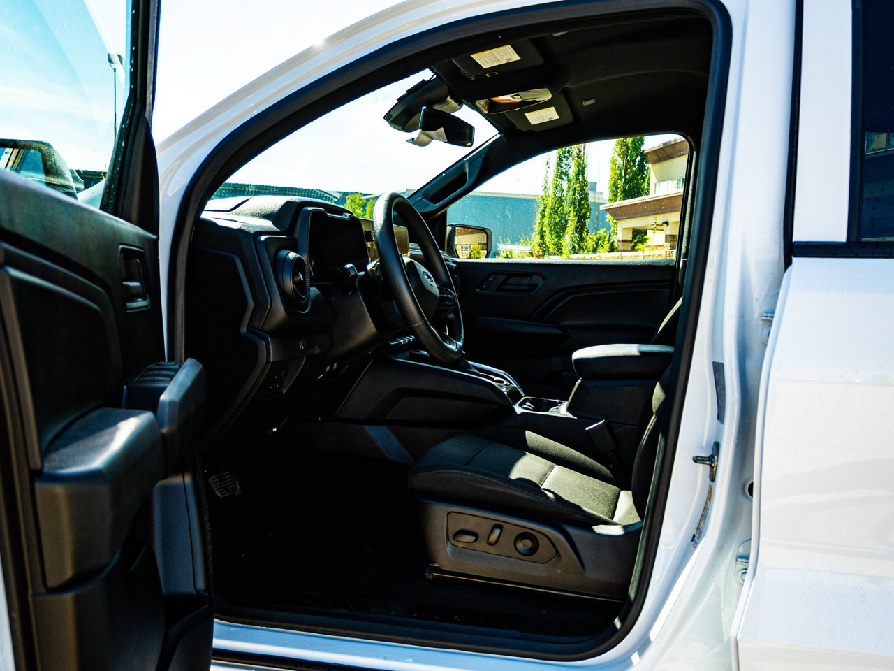 2024 Chevrolet Colorado 4WD Crew Cab Trail Boss White Sherwood Park - photo #16