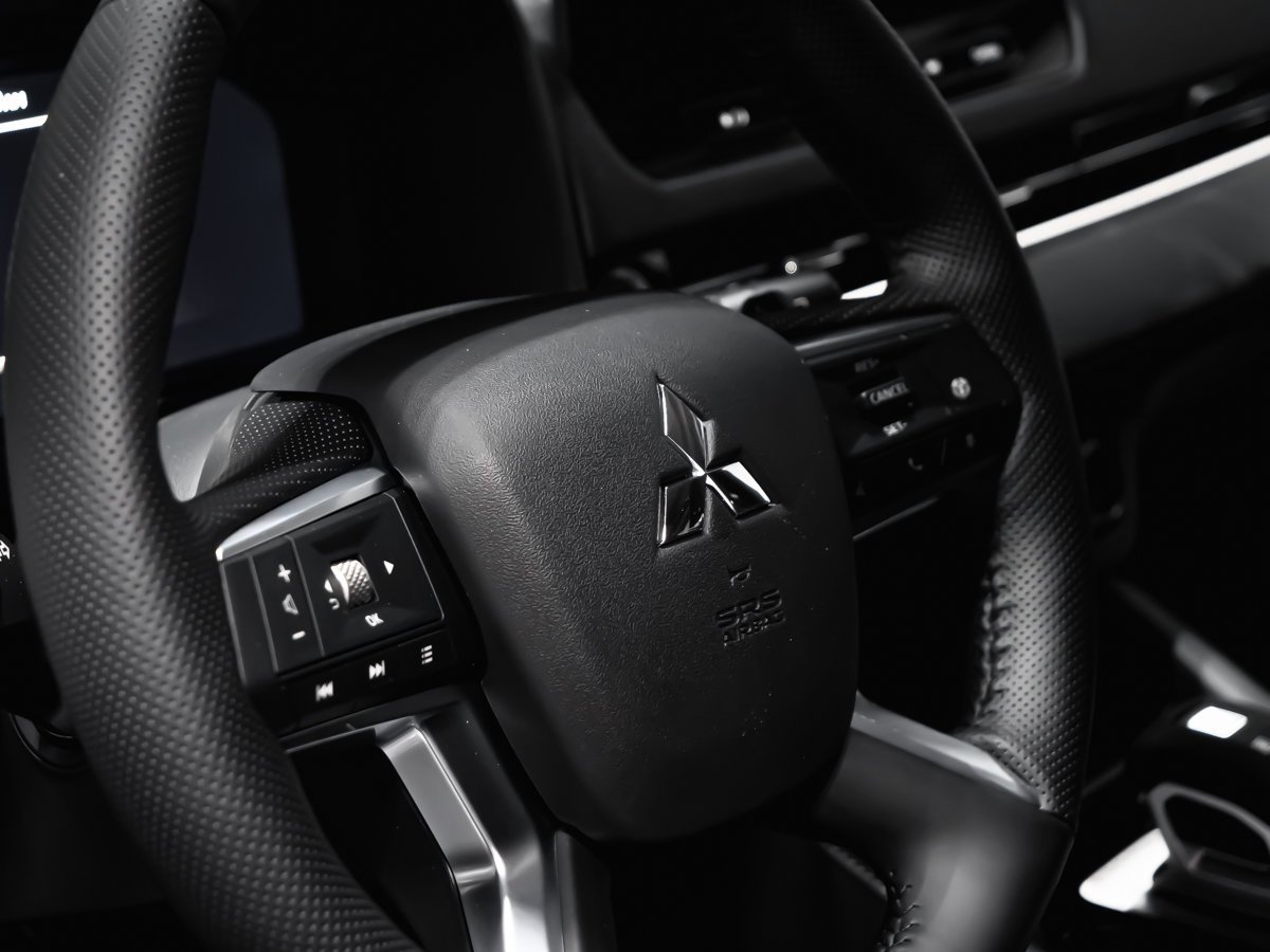 2026 Mitsubishi Outlander GT Moonstone Grey/Black Roof Montreal - photo #7