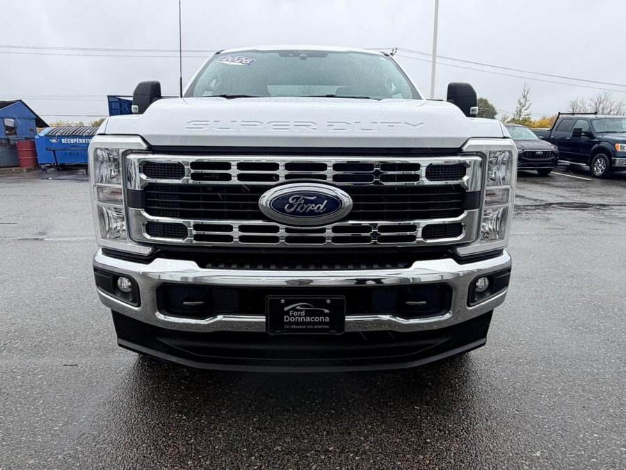 Ford Super Duty F-250 SRW XLT cabine 6 places 4RM caisse de 8 pi - 6 PLACES - MOTEUR 7.3L - BOÎTE DE 8PI 2026 Blanc