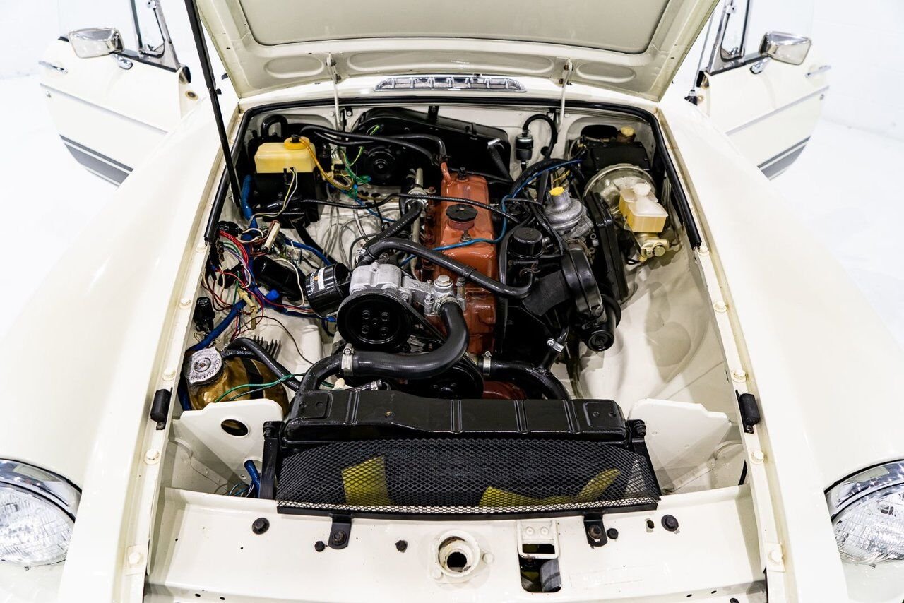 MG B Beautifully presented from former complete restoration 1979 Blanc Montréal - photo #14