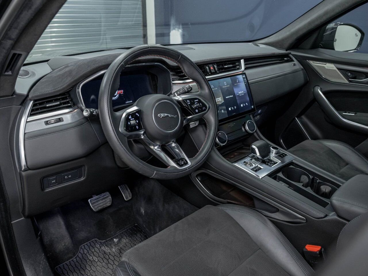 2025 Jaguar F-PACE P575 SVR EDITION AWD V8 *TOIT* NAV SIÈGES VENTIL Black Saint-Jérôme - photo #1