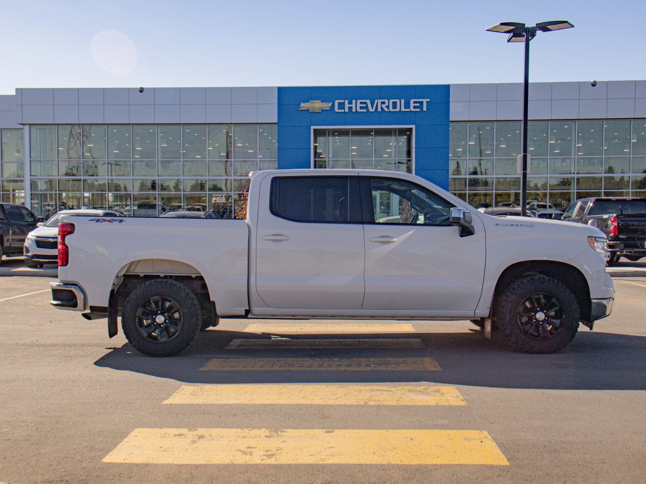 2023 Chevrolet Silverado 1500 4WD Crew Cab 147 LT White Sherwood Park - photo #11