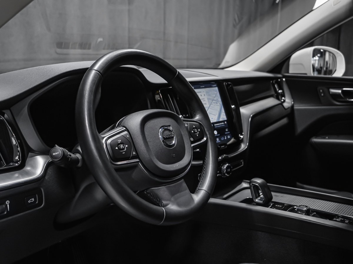 2022 Volvo XC60 B6 MOMENTUM CLIMATE White Montreal - photo #9
