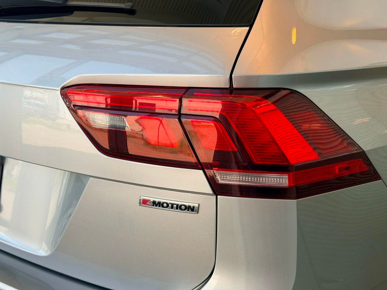 2021 Volkswagen Tiguan Silver Notre-Dame-des-Prairies - photo #2