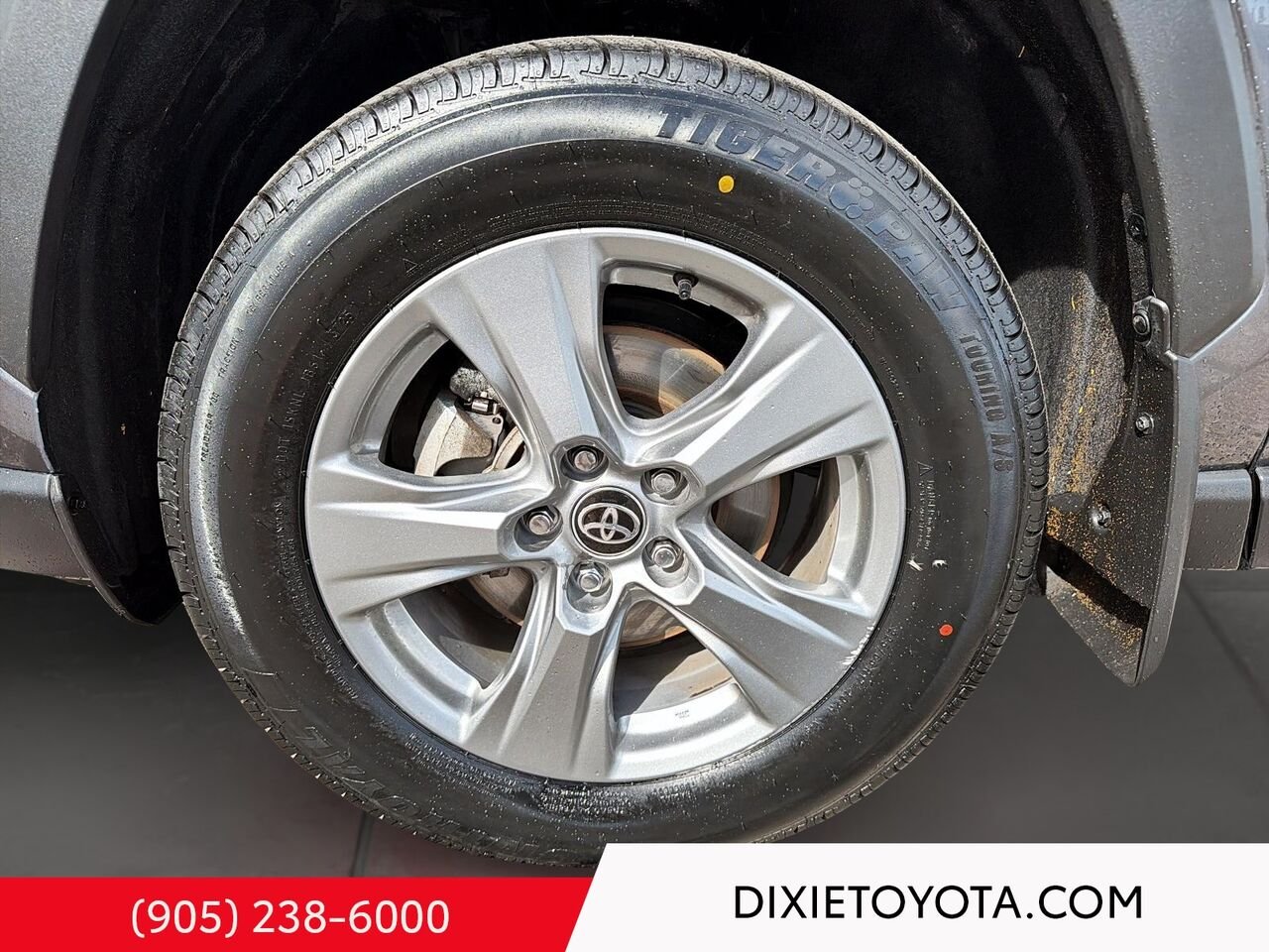 2025 Toyota RAV4 XLE AWD / HEATED SEATS / MOONROOF / ALLOY WHEELS / CARPLAY AND ANDROID AUTO Grey Mississauga - photo #6