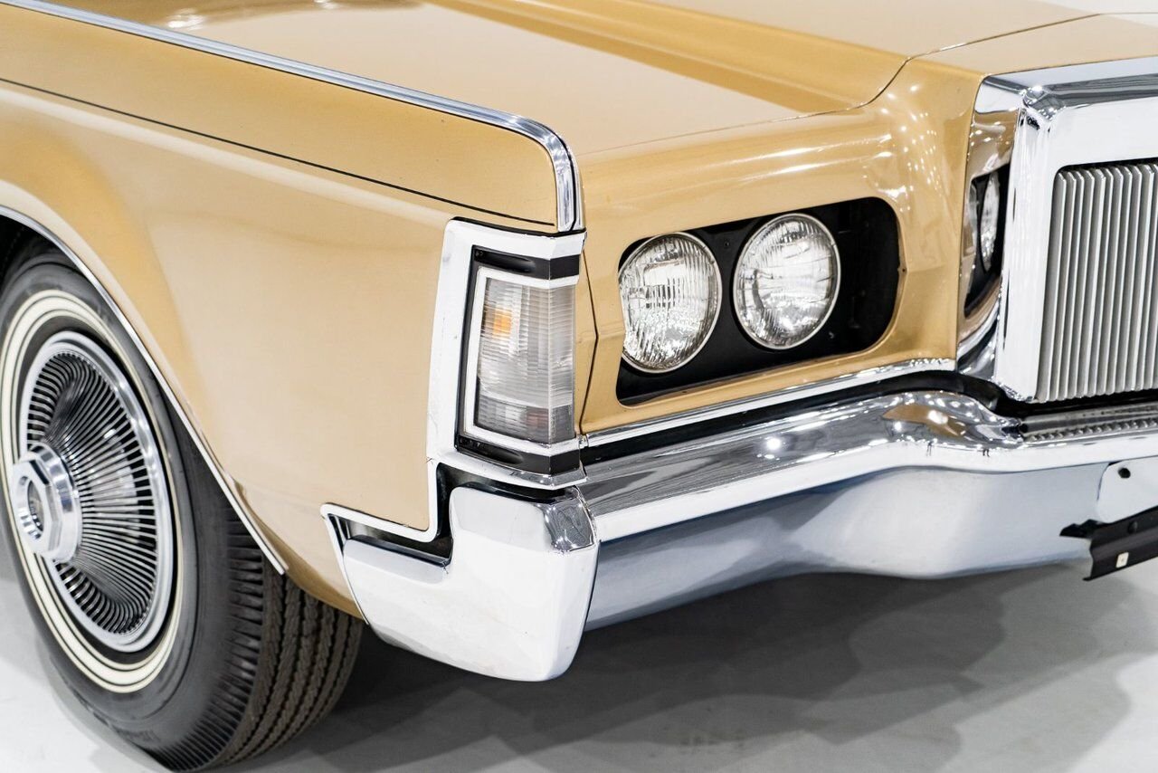 Lincoln Continental Only 687 miles from new. Unrestored example **PRICE IN USD** 1969 Or Montréal - photo #5