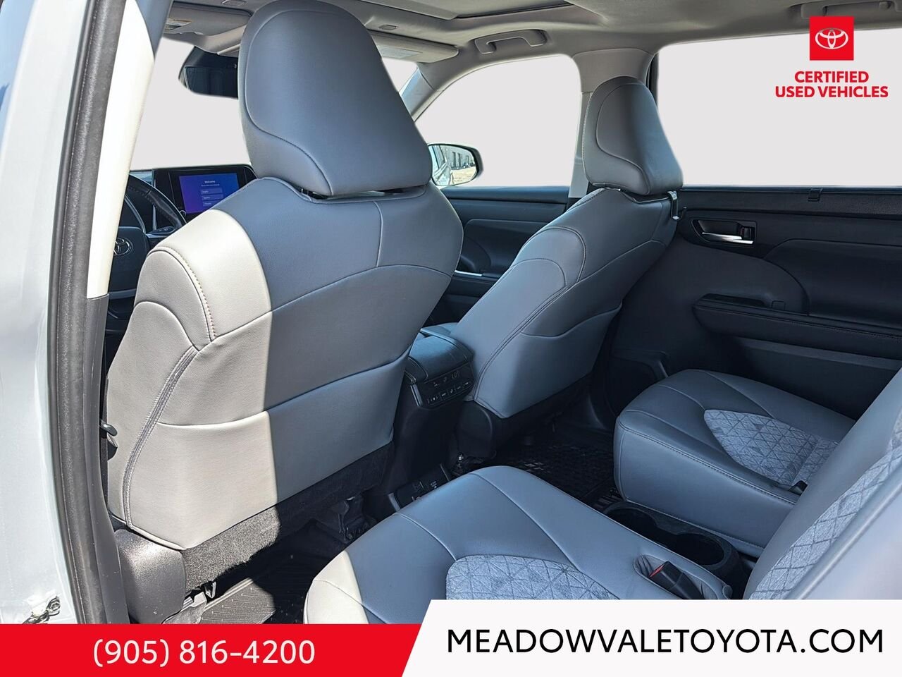 2023 Toyota HIGHLANDER New tires, Satin Bronze 18" Wheels, Running Boards, 2nd Row Captain Chairs Cement Mississauga - photo #23
