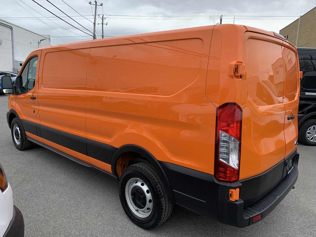 Ford Transit fourgon utilitaire T150, CARGO, 148 WB, TOIT BAS 2025 Orange Châteauguay - photo #10