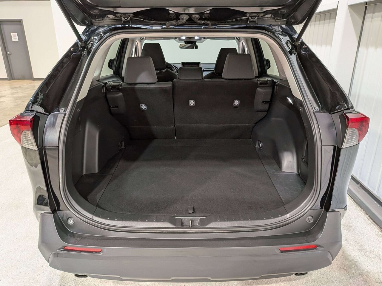 Toyota RAV4 LE AWD 2024 Noir Val-David - photo #8