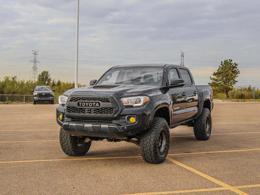 2017 Toyota Tacoma TRD Sport V6 6 Speed 4X4 | Aftermarket 17in KMC Wheels Black