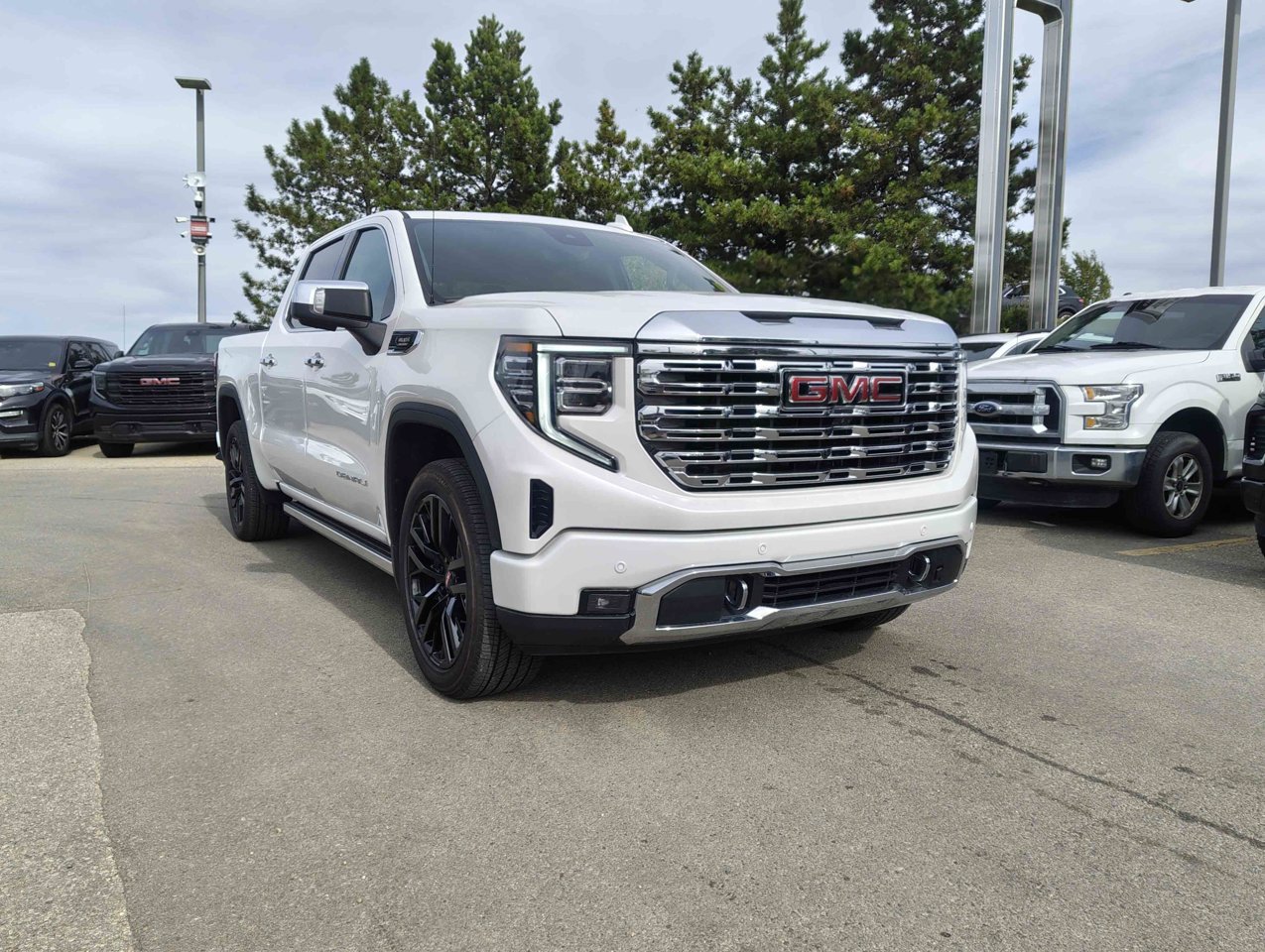 2025 GMC Sierra 1500 4WD Crew Cab 147 Denali White Sherwood Park - photo #2