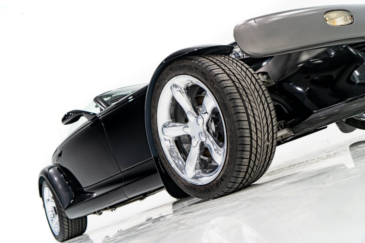 Plymouth Prowler Desirable Black Colour with only 7,611KM (4756mi) from new **PRICE IN USD** 1999 Noir Montréal - photo #2