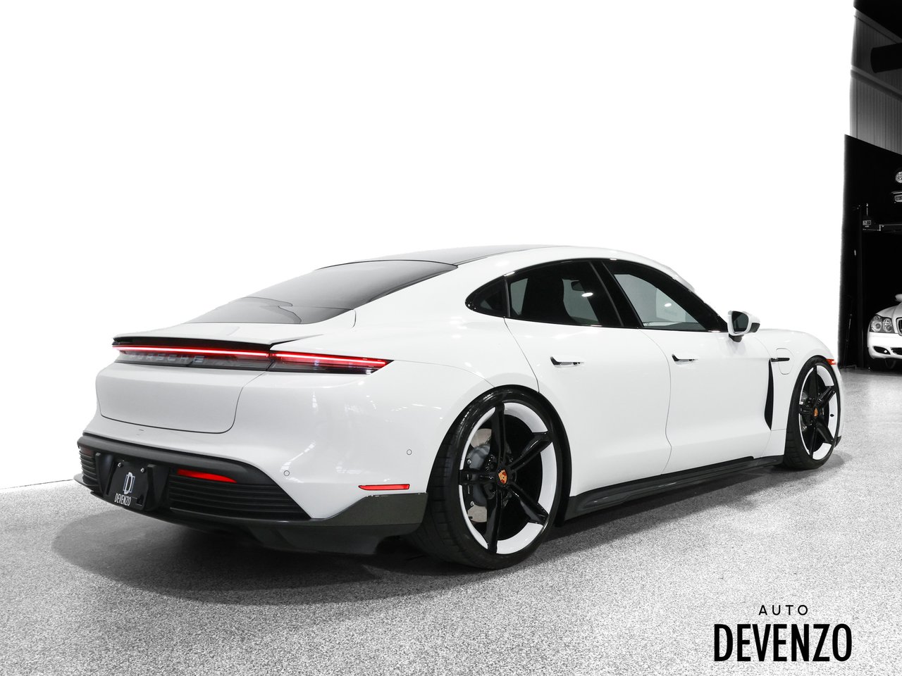 Porsche Taycan 2023 Blanc Saint-Eustache - photo #2