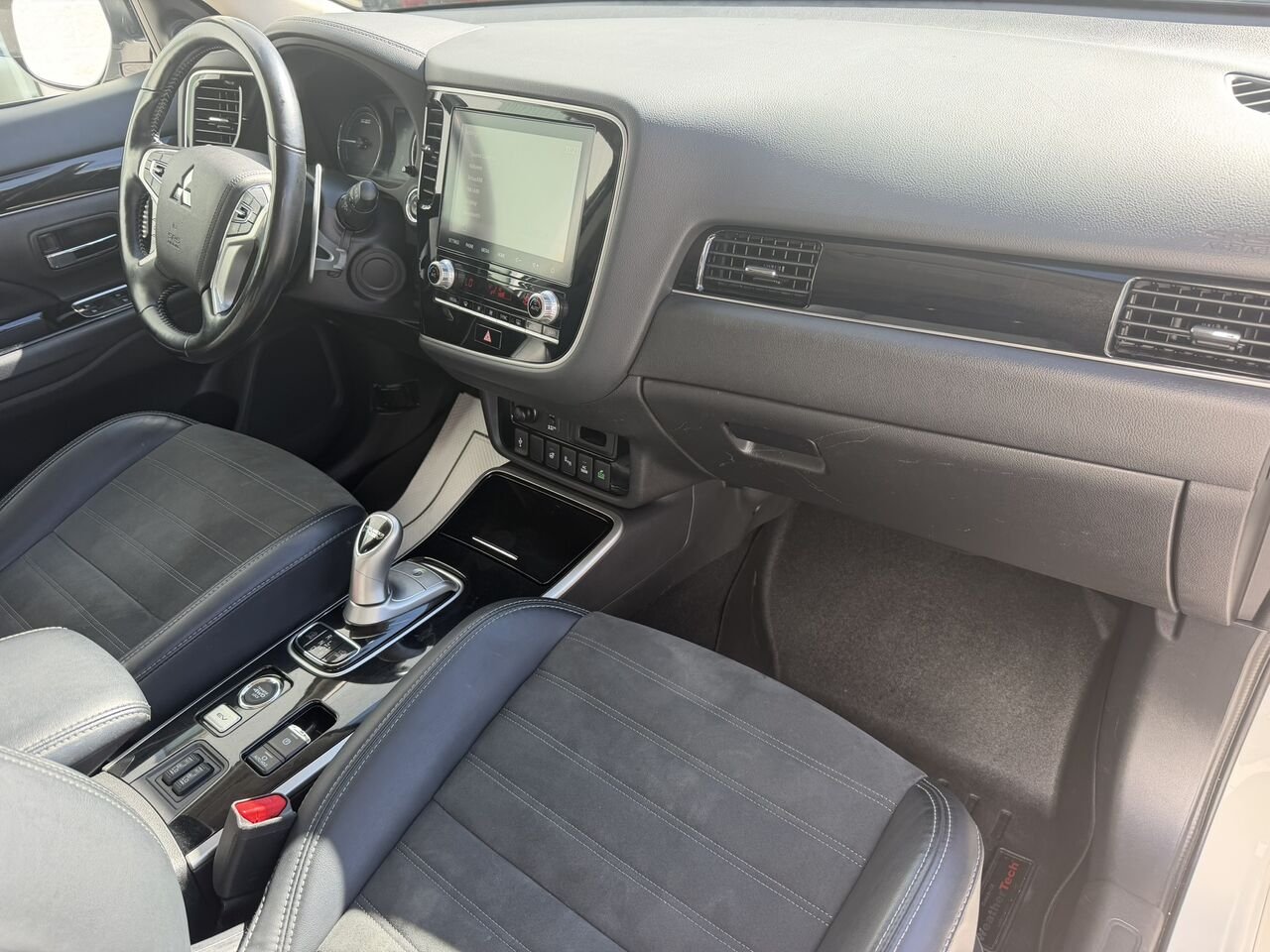 2020 Mitsubishi Outlander Plug-In Hybrid SE S-AWC Silver Laval - photo #7