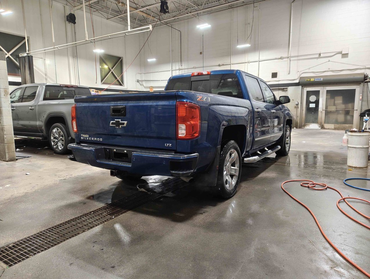 2018 Chevrolet Silverado 1500 4WD Crew Cab 143.5 LTZ w/2LZ Blue Sherwood Park - photo #5