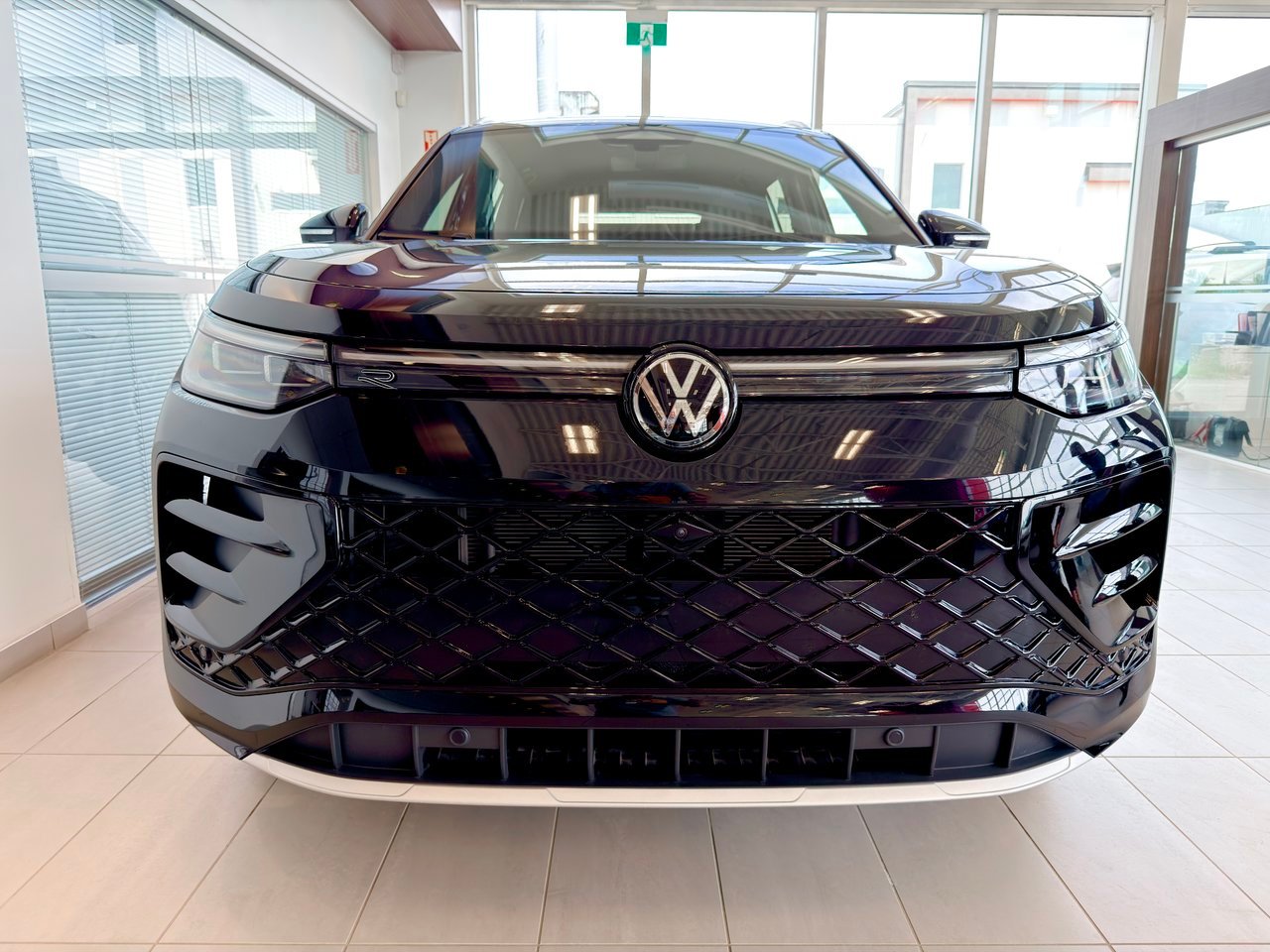 2026 Volkswagen Tiguan Black Notre-Dame-des-Prairies - photo #5