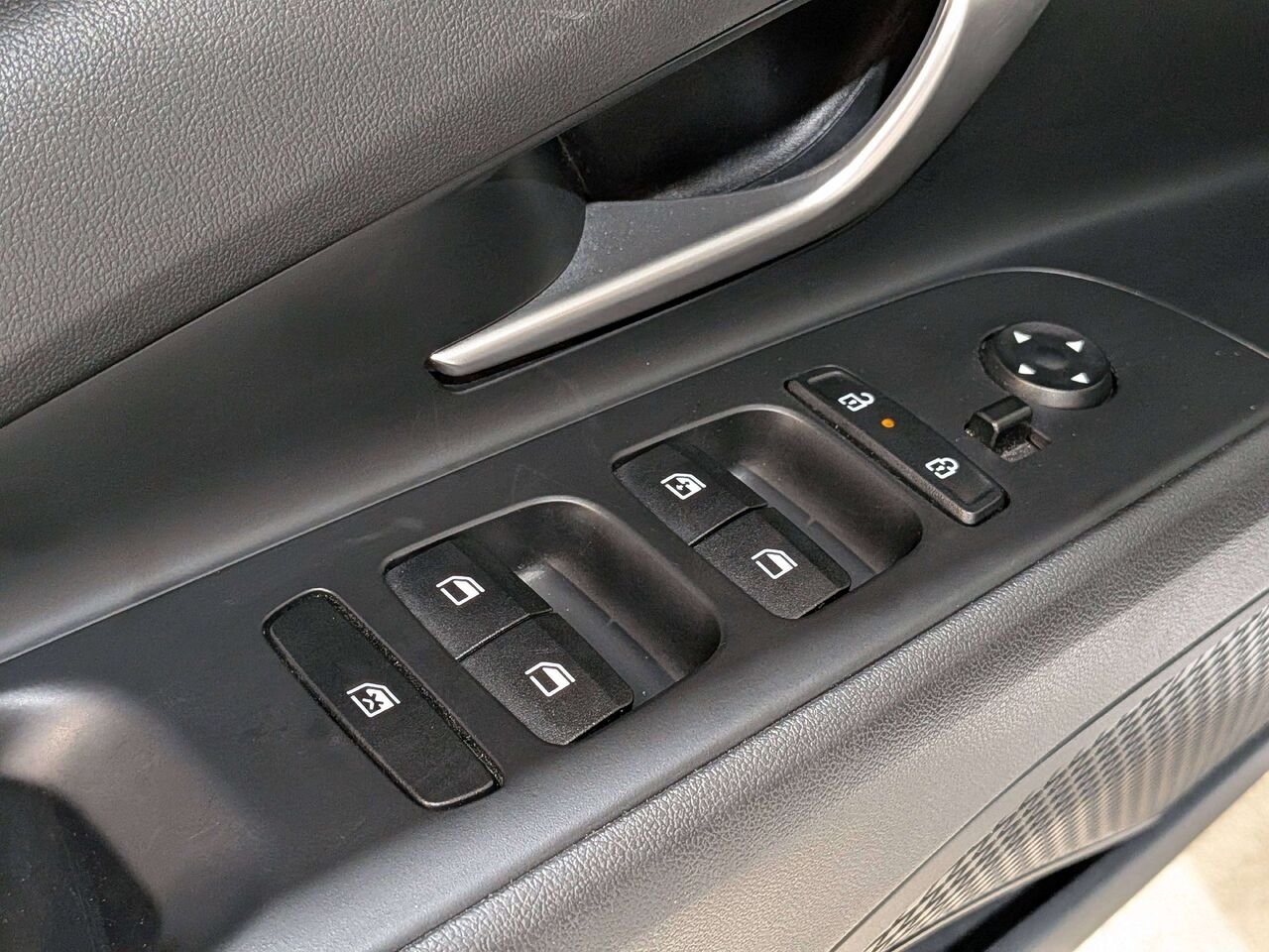 2025 Hyundai Elantra Preferred IVT w/Tech Pkg White Val-David - photo #34
