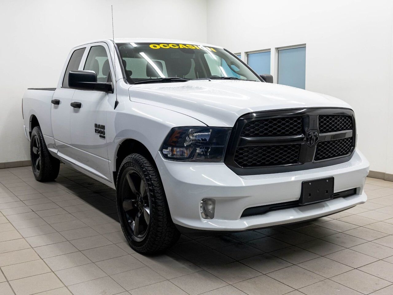 Ram 1500 Classic NIGHT EDITION 4X4 *CARPLAY* FREINS REMORQ WIFI USB 2023 Blanc Saint-Jérôme - photo #8