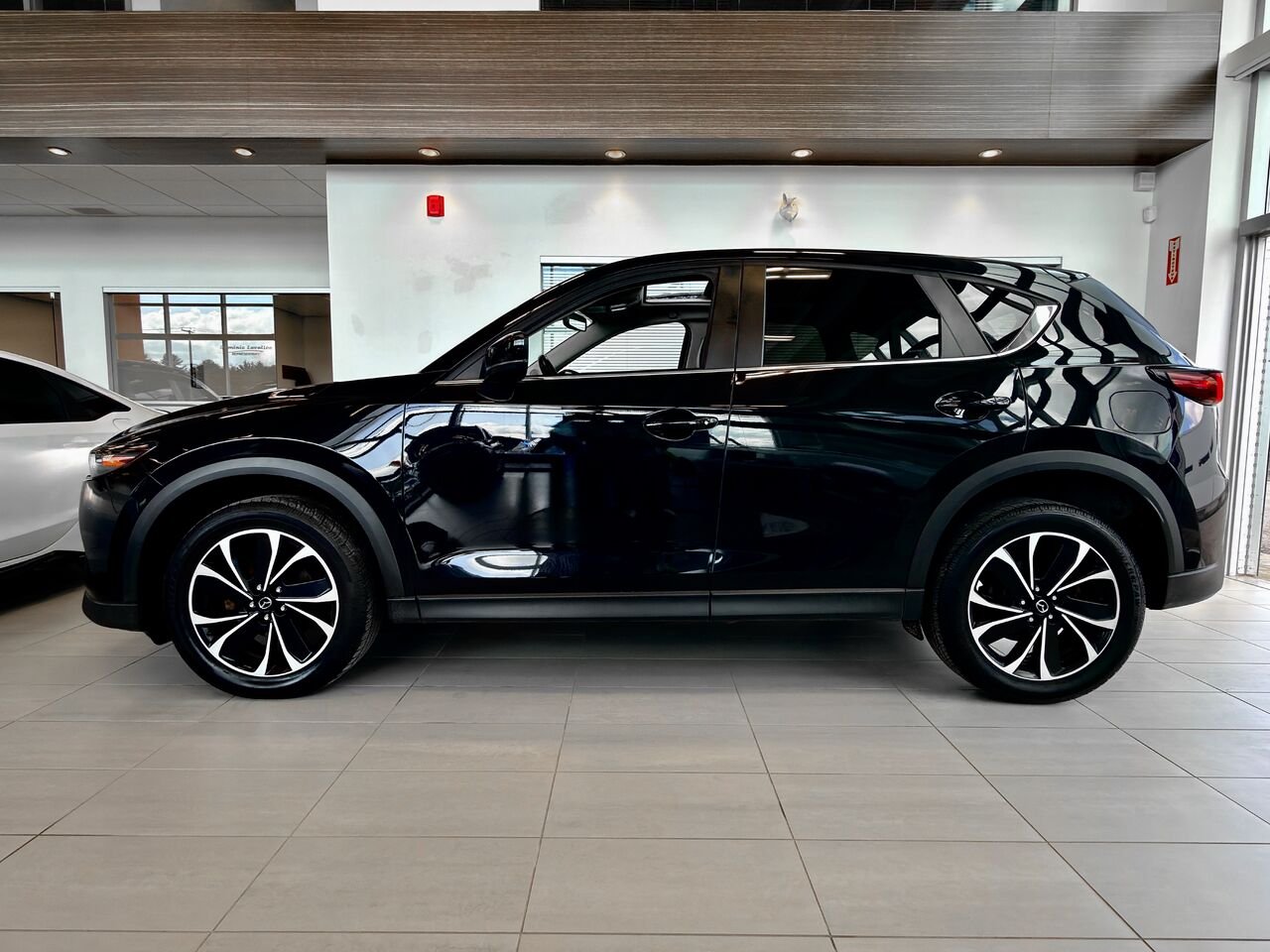 2022 Mazda CX-5 Black Notre-Dame-des-Prairies - photo #6