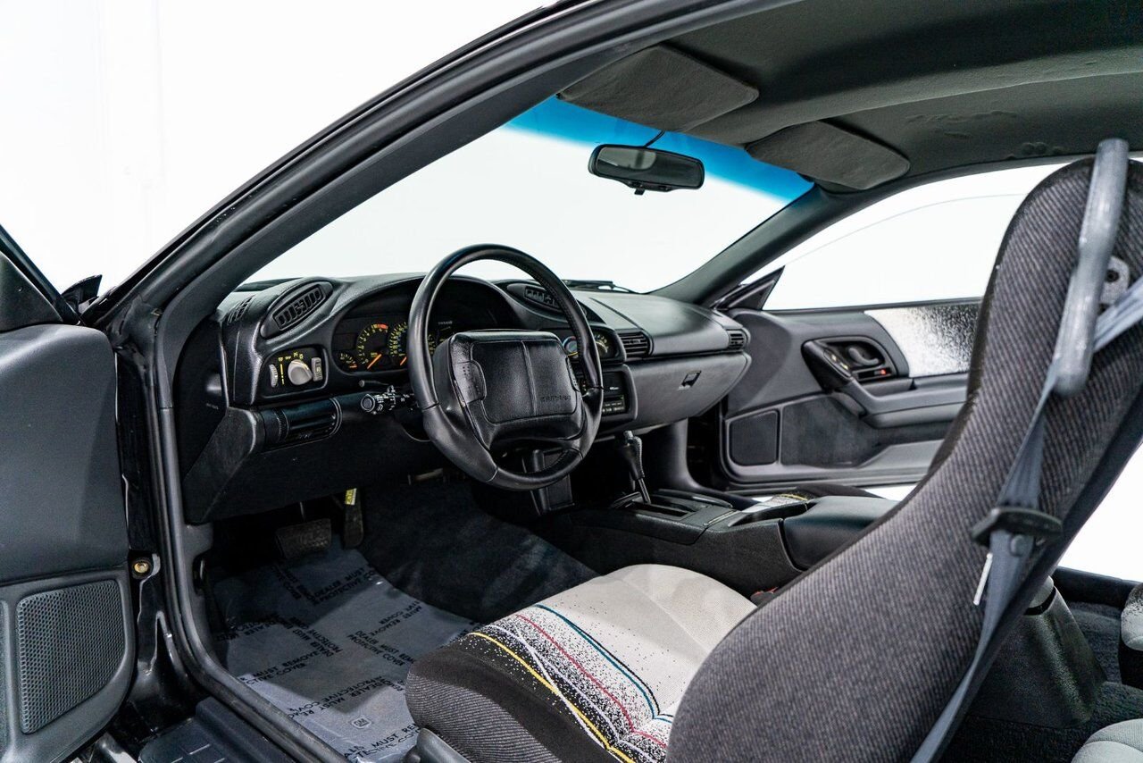 Chevrolet CAMARO Z28 PRIX EN USD | Pace Car with only 957km (595mi) with original window sticker 1993 Noir Montréal - photo #7