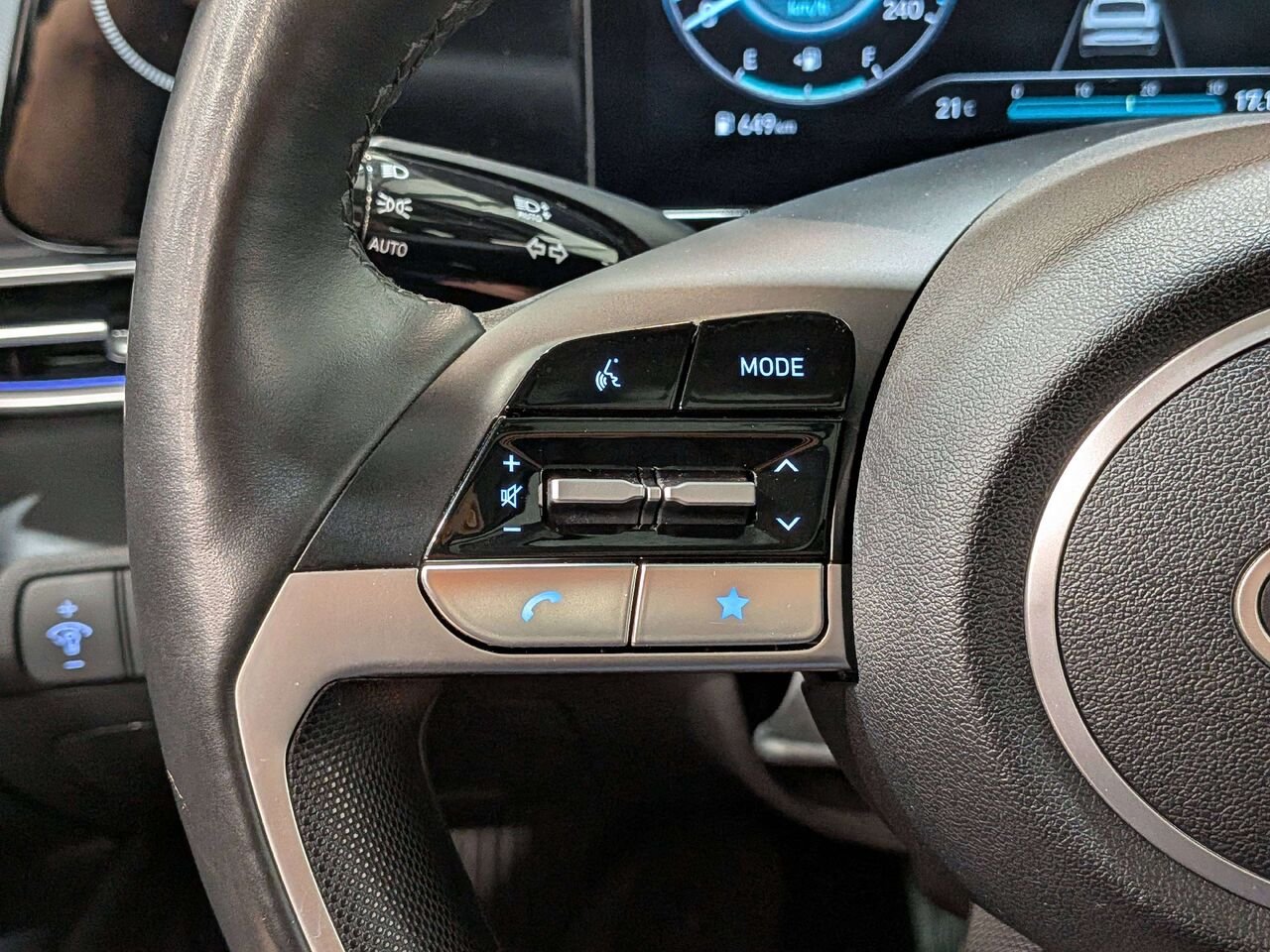 2025 Hyundai Elantra Preferred IVT w/Tech Pkg White Val-David - photo #15