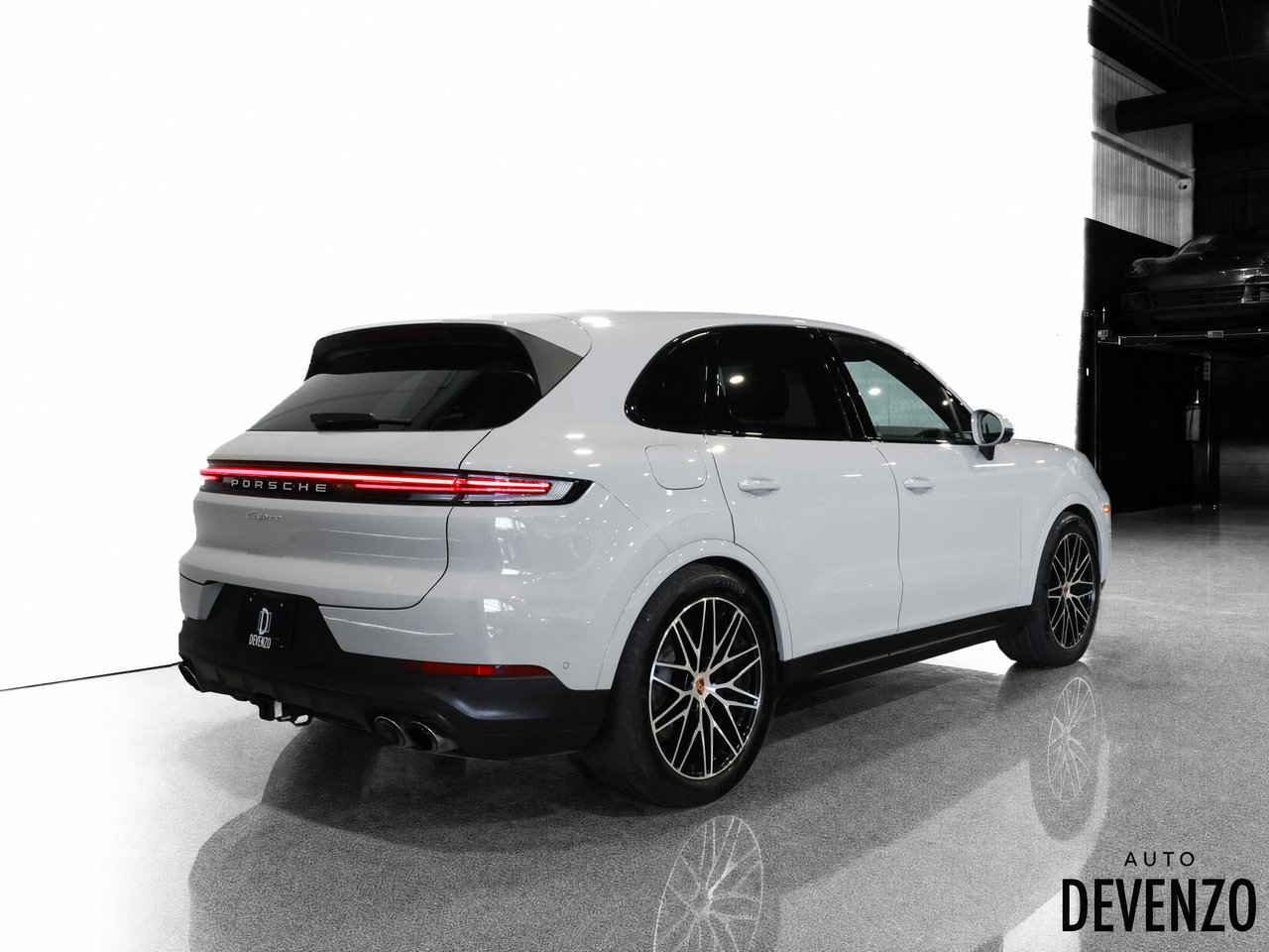 2025 Porsche Cayenne Grey Saint-Eustache - photo #2