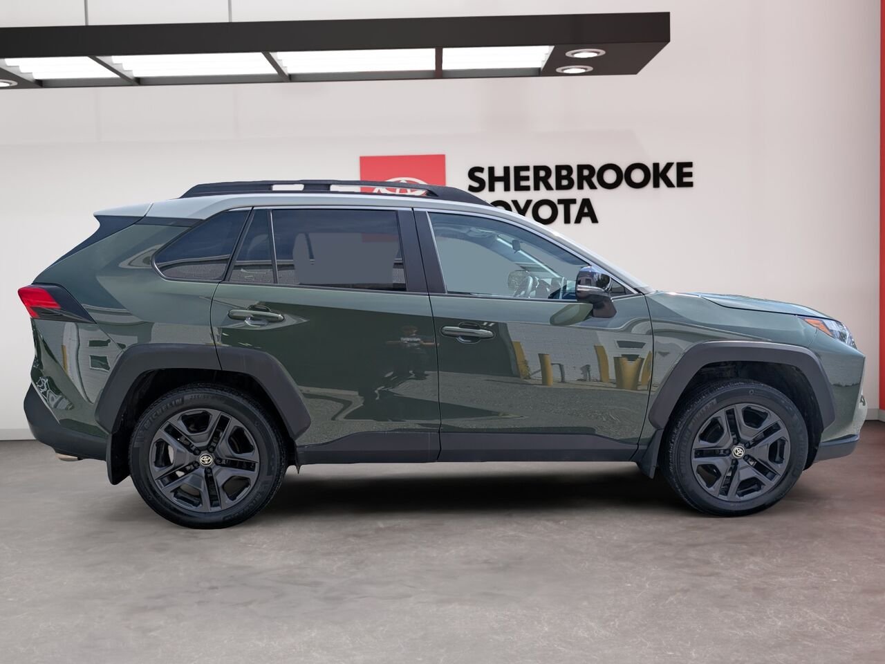 Toyota RAV4 Trail/SIÈGES CHAUFFANTS/TOIT OUVRANT/VOLANT CHAUFFANT/AC BIZONE/ 2024 Vert Kaki avec toit glace Sherbrooke - photo #2