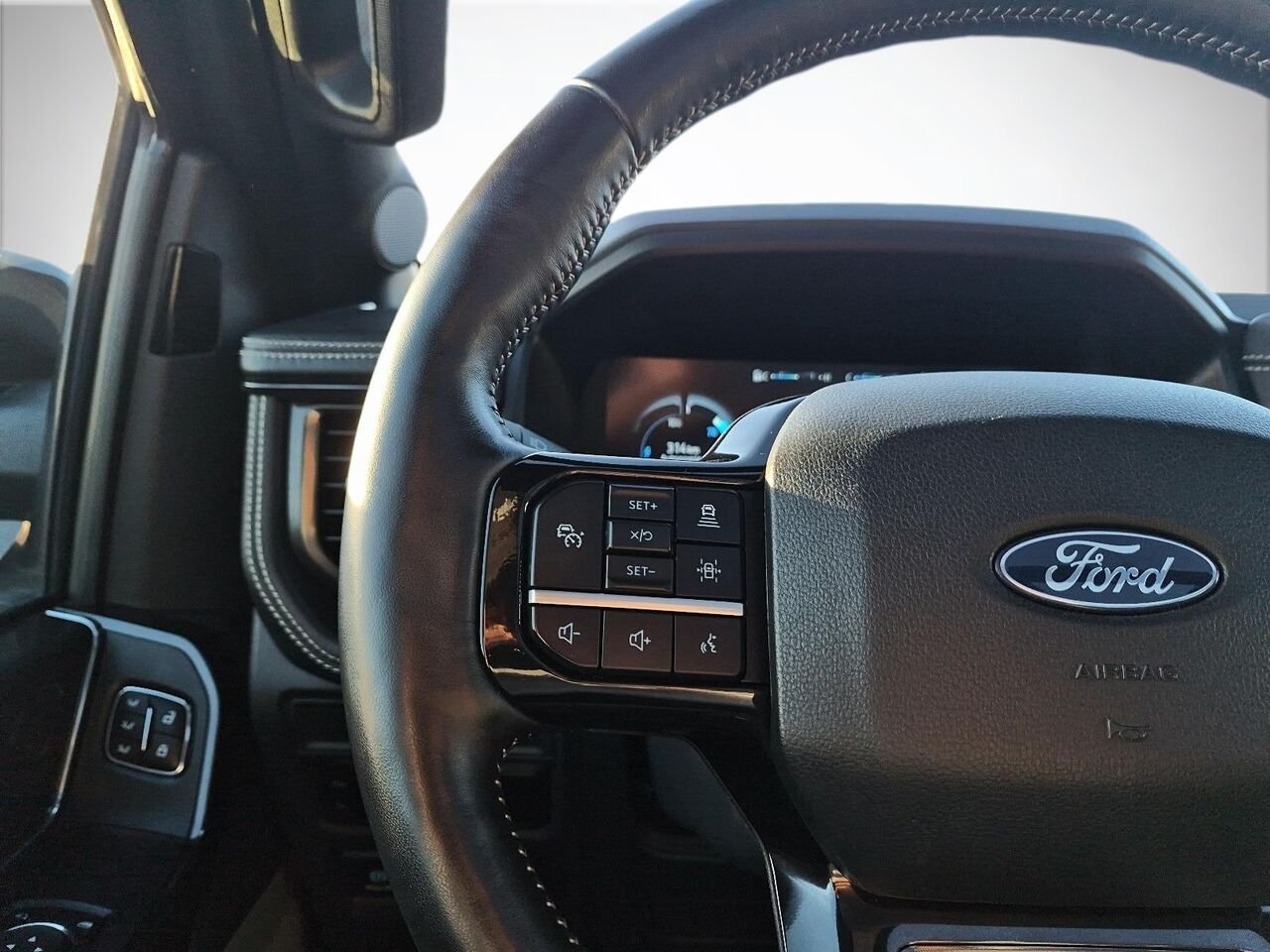 2025 Ford F-150 Lightning Black Saint-Jérôme - photo #11